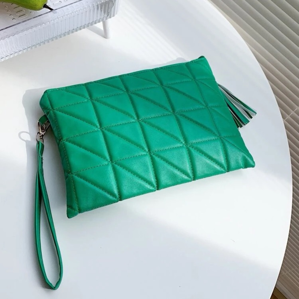 NWT Goregous Green Triangular Quilted Tassel Zipper Faux Leather Wristlet Bag - Picture 7 of 8